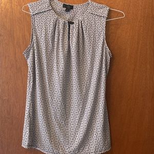 Worthington Medium, Shortsleeve, light gray, black and white blouse.